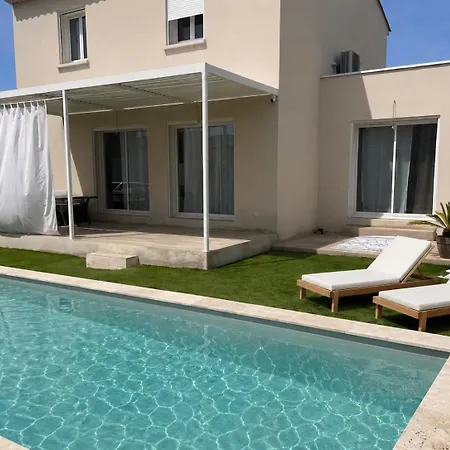 Modern House With Pool Дом отдыха